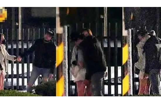 贺军翔二胎得女晒全家照 年初曾被拍到与神秘女子街头拥吻