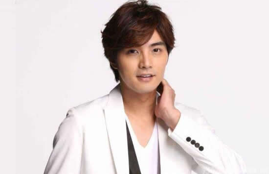 贺军翔二胎得女晒全家照 年初曾被拍到与神秘女子街头拥吻