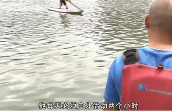 爸爸要求儿子每天户外玩2小时 网友:写作业竟然也是一种奢侈 爸爸要求儿子每天户外玩2小时 网友:写作业竟然也是一种奢侈