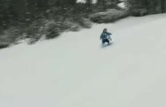 爸爸要求儿子每天户外玩2小时 网友:写作业竟然也是一种奢侈 爸爸要求儿子每天户外玩2小时 网友:写作业竟然也是一种奢侈