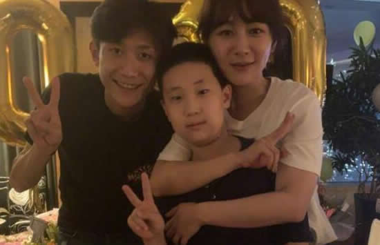 宋丹丹60岁生日宴众星云集 与其坐C位竟然不是亲儿子而是他! 宋丹丹60岁生日宴众星云集 与其坐C位竟然不是亲儿子而是他!