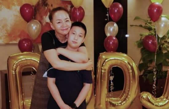 宋丹丹60岁生日宴众星云集 与其坐C位竟然不是亲儿子而是他! 宋丹丹60岁生日宴众星云集 与其坐C位竟然不是亲儿子而是他!