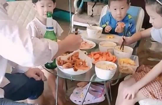 青岛一家人坐积水中淡定吃大餐 网友：烛光晚餐变水中晚餐