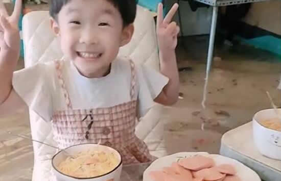 青岛一家人坐积水中淡定吃大餐 网友：烛光晚餐变水中晚餐