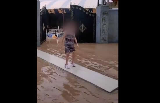 青岛一家人坐积水中淡定吃大餐 网友：烛光晚餐变水中晚餐