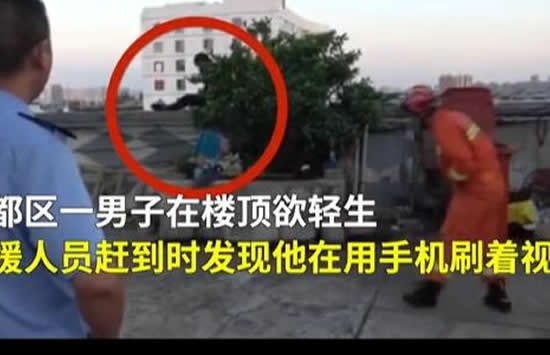 消防员救下跳楼男子后被暴打 现场画面曝光引网友热议