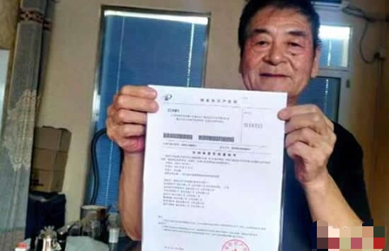 70岁老人发明自动爬楼智能车 被称作是“神奇老头”