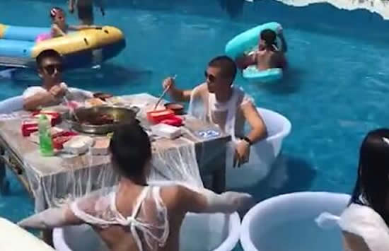 重庆游客坐冰桶里吃火锅 网友：重庆人爱吃火锅果然名不虚传