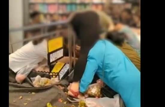 超市促销大妈爬上货架哄抢 网友:看起来并不需要让座啊 超市促销大妈爬上货架哄抢 网友:看起来并不需要让座啊