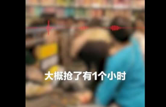 超市促销大妈爬上货架哄抢 网友:看起来并不需要让座啊 超市促销大妈爬上货架哄抢 网友:看起来并不需要让座啊