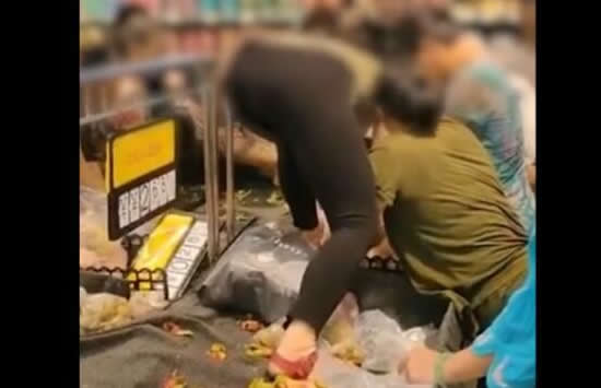 超市促销大妈爬上货架哄抢 网友:看起来并不需要让座啊 超市促销大妈爬上货架哄抢 网友:看起来并不需要让座啊