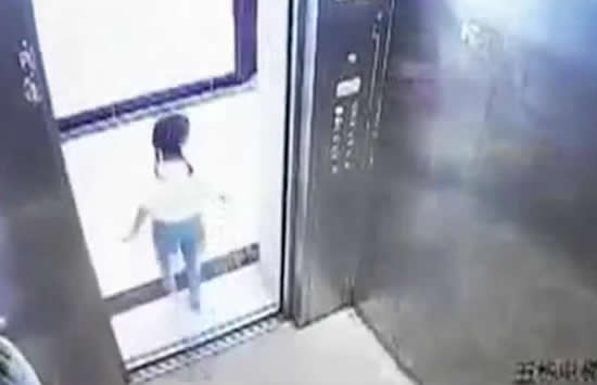 女童滞留电梯找家长时坠亡 生前最后监控画面曝光 女童滞留电梯找家长时坠亡 生前最后监控画面曝光