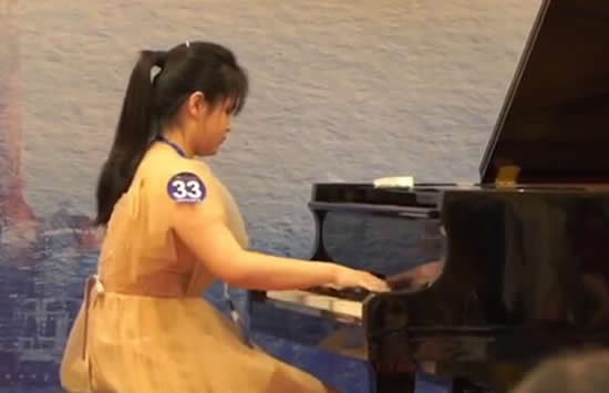 全盲女孩凭肌肉记忆弹悲怆奏鸣曲 网友:这是生命的乐章 全盲女孩凭肌肉记忆弹悲怆奏鸣曲 网友:这是生命的乐章