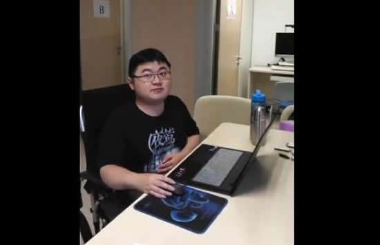 妈妈背患病儿子一路读到清华博士 网友:可怜天下父母心 妈妈背患病儿子一路读到清华博士 网友:可怜天下父母心