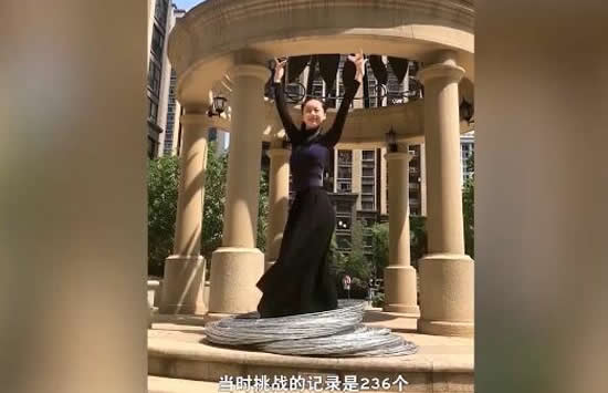 90后女孩一分钟摇300个呼啦圈 赚取演出费供其妹妹读研究生 90后女孩一分钟摇300个呼啦圈 赚取演出费供其妹妹读研究生