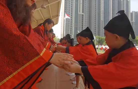 西安一小学重现古代入泮礼 入泮礼是什么现场画面曝光