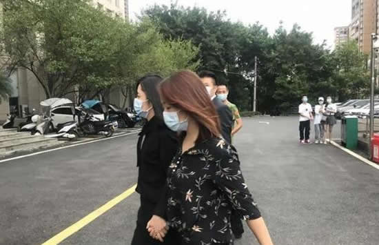 谭松韵现身妈妈被撞案庭审 现场画面曝光一身黑衣神情严肃 谭松韵现身妈妈被撞案庭审 现场画面曝光一身黑衣神情严肃