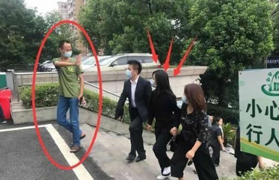 谭松韵现身妈妈被撞案庭审 现场画面曝光一身黑衣神情严肃 谭松韵现身妈妈被撞案庭审 现场画面曝光一身黑衣神情严肃