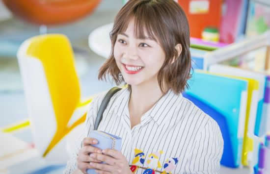 谭松韵现身妈妈被撞案庭审 现场画面曝光一身黑衣神情严肃 谭松韵现身妈妈被撞案庭审 现场画面曝光一身黑衣神情严肃