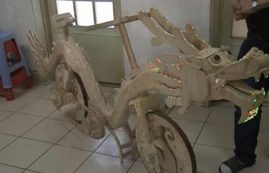用22000根雪糕棍做龙形自行车 网友:果然高手在民间! 用22000根雪糕棍做龙形自行车 网友:果然高手在民间!
