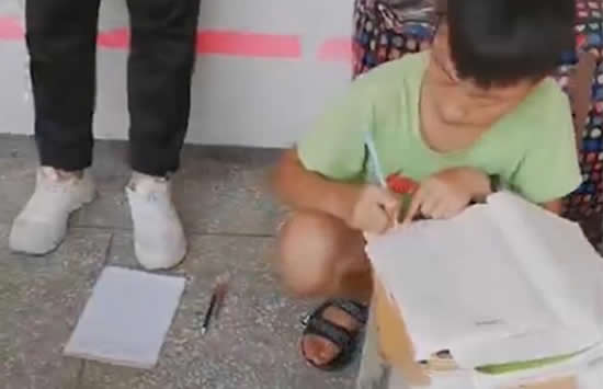 学生暑假作业不合格趴教室外狂补 网友：出来混总是要还的