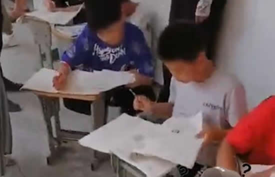 学生暑假作业不合格趴教室外狂补 网友：出来混总是要还的