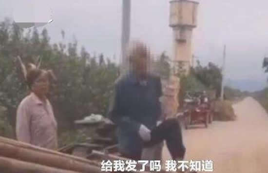 新人婚礼途中被村民拦车要烟 究竟是图热闹还是敲诈勒索 新人婚礼途中被村民拦车要烟 究竟是
图热闹还是敲诈勒索