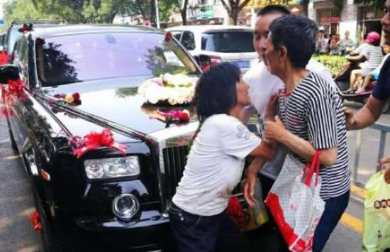 新人婚礼途中被村民拦车要烟 究竟是图热闹还是敲诈勒索 新人婚礼途中被村民拦车要烟 究竟是
图热闹还是敲诈勒索