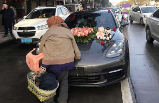 新人婚礼途中被村民拦车要烟 究竟是图热闹还是敲诈勒索 新人婚礼途中被村民拦车要烟 究竟是
图热闹还是敲诈勒索