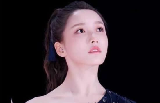 姜贞羽恋情疑曝光 神秘男子亲其侧脸两人共度一夜