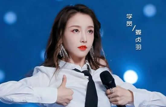 姜贞羽恋情疑曝光 神秘男子亲其侧脸两人共度一夜