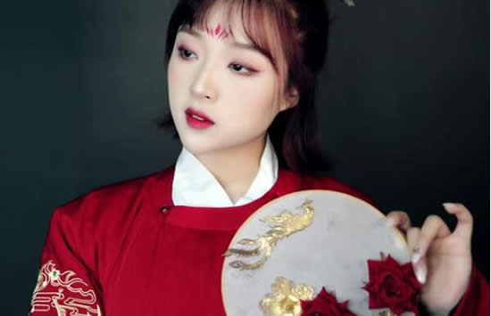 抖音出淤泥怎能不染我与蝉声为伴留灯一盏不识烟火人间是什么歌