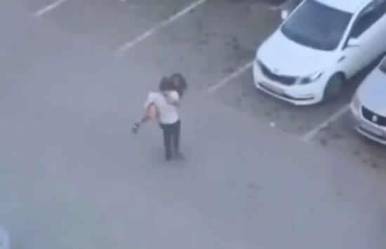 吵架吵不过将女朋友扔垃圾桶 却得网友纷纷点赞是怎么回事 吵架吵不过将女朋友扔垃圾桶 却得网友纷纷点赞是怎么回事