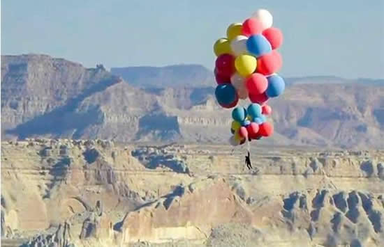 魔术师抓52个气球升至7500米高空 网友:又是外国人少系列 魔术师抓52个气球升至7500米高空 网友:又是外国人少系列