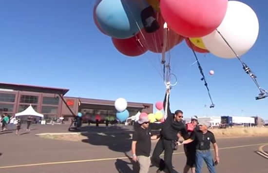 魔术师抓52个气球升至7500米高空 网友:又是外国人少系列 魔术师抓52个气球升至7500米高空 网友:又是外国人少系列