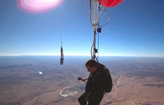 魔术师抓52个气球升至7500米高空 网友:又是外国人少系列 魔术师抓52个气球升至7500米高空 网友:又是外国人少系列