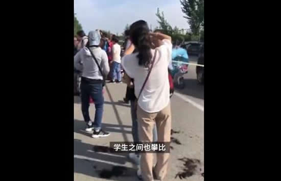 老师回应家长校门口给孩子剪发 网友：为什么非要盯着头发不放？