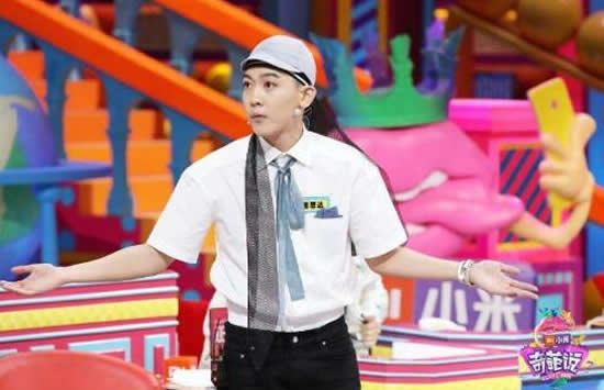 姜思达露背长裙上热搜 姜思达是同性恋吗和谁在一起了