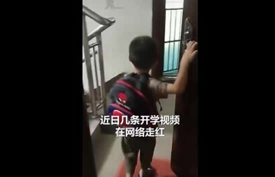 男孩推开家门对面就是幼儿园 网友:这是最硬核的学区房了! 男孩推开家门对面就是幼儿园 网友:这是最硬核的学区房了!