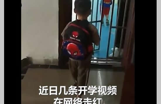 男孩推开家门对面就是幼儿园 网友:这是最硬核的学区房了! 男孩推开家门对面就是幼儿园 网友:这是最硬核的学区房了!