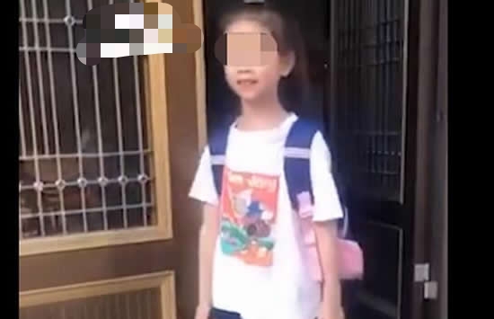 男孩推开家门对面就是幼儿园 网友:这是最硬核的学区房了! 男孩推开家门对面就是幼儿园 网友:这是最硬核的学区房了!