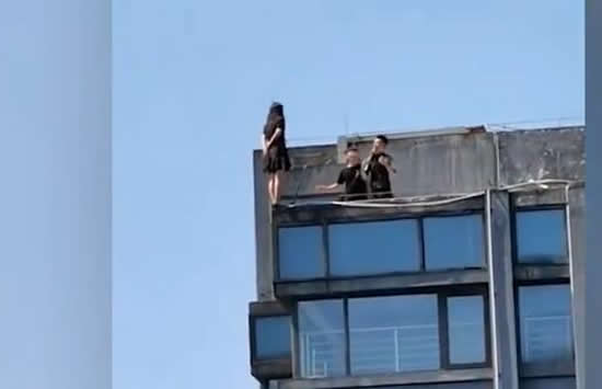 女子站30层楼顶边缘被一把拉回 救人男子身份疑似曝光