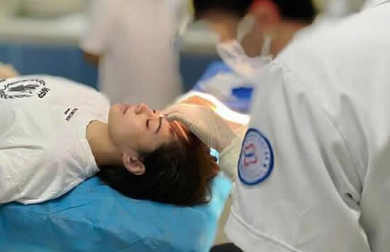 阿娇或需再做手术受伤细节曝光 前夫不理阿娇受伤传闻与美女教练晒合照