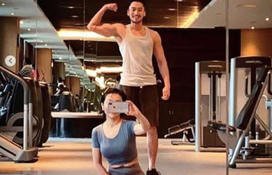 阿娇或需再做手术受伤细节曝光 前夫不理阿娇受伤传闻与美女教练晒合照