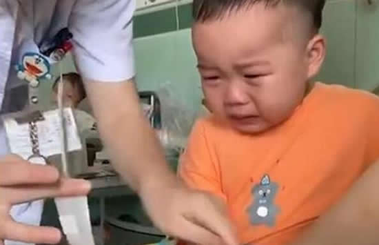 小女孩向礼让司机行公主礼 事件详情经过及画面曝光 小女孩向礼让司机行公主礼 事件详情经过及画面曝光