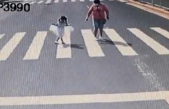 小女孩向礼让司机行公主礼 事件详情经过及画面曝光 小女孩向礼让司机行公主礼 事件详情经过及画面曝光