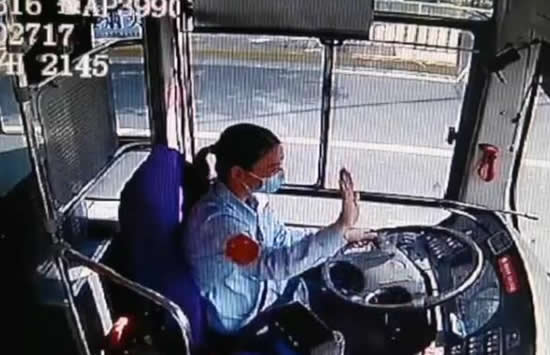 小女孩向礼让司机行公主礼 事件详情经过及画面曝光 小女孩向礼让司机行公主礼 事件详情经过及画面曝光