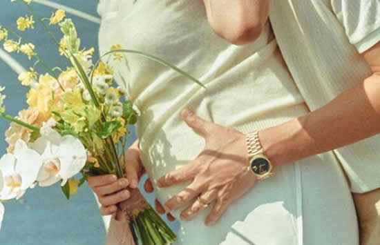 杨祐宁官宣结婚 晒妻子孕照婚戒十分抢眼