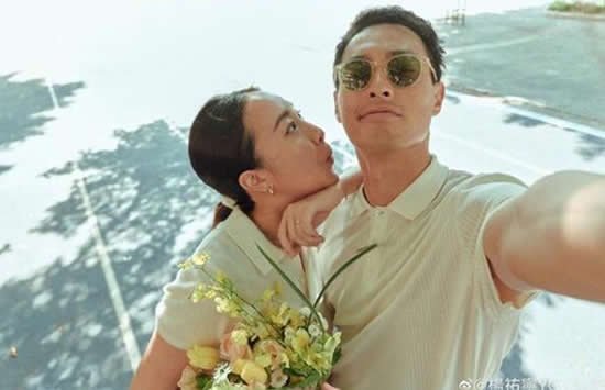 杨祐宁官宣结婚 晒妻子孕照婚戒十分抢眼