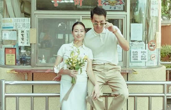 杨祐宁官宣结婚 晒妻子孕照婚戒十分抢眼